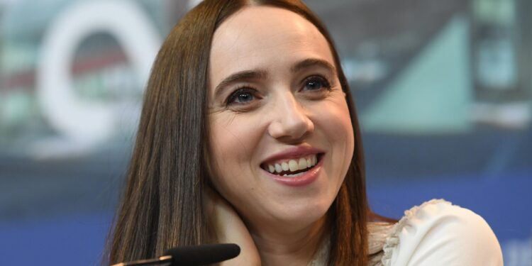 Entrevista a Zoe Kazan, creadora de la serie de Netflix ‘Al este del Edén’ y nieta de un mito del cine clásico: “No supe que mi abuelo había dirigido la película hasta después de leer el libro”