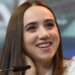 Entrevista a Zoe Kazan, creadora de la serie de Netflix ‘Al este del Edén’ y nieta de un mito del cine clásico: “No supe que mi abuelo había dirigido la película hasta después de leer el libro”