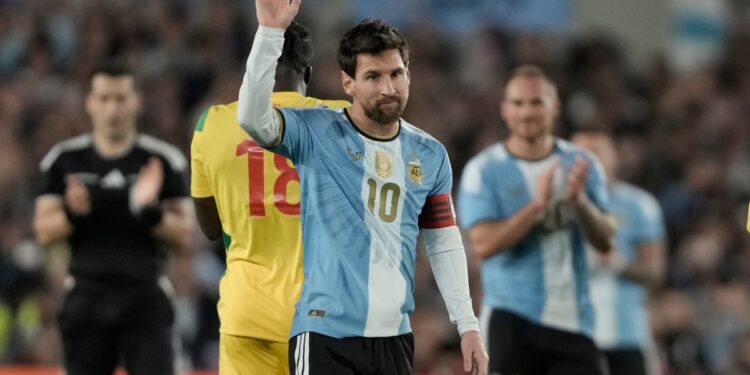El partido se frenó por Messi: la impresionante ovación del Monumental en el minuto 10