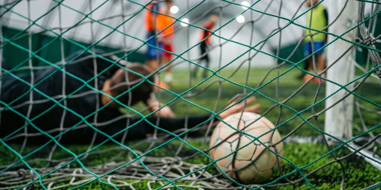 Demora judicial y fallo multimillonario: la condena por un muro sin protección a centímetros de una cancha de fútbol