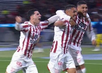 Las dos cargas idénticas que Boca reclamó como faltas en los goles de Instituto