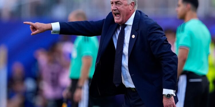 La crítica de Gustavo Alfaro al fútbol paraguayo: «La liga local tiene que mejorar»