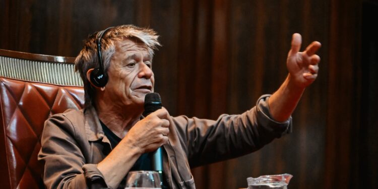 “Ser viejo me conviene”: Emmanuel Carrère deslumbró en FILBA con 10 definiciones sobre el oficio de escribir, el miedo y la vida