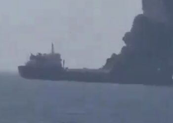 Un petrolero fue impactado por un proyectil mientras cruzaba por el estrecho de Ormuz