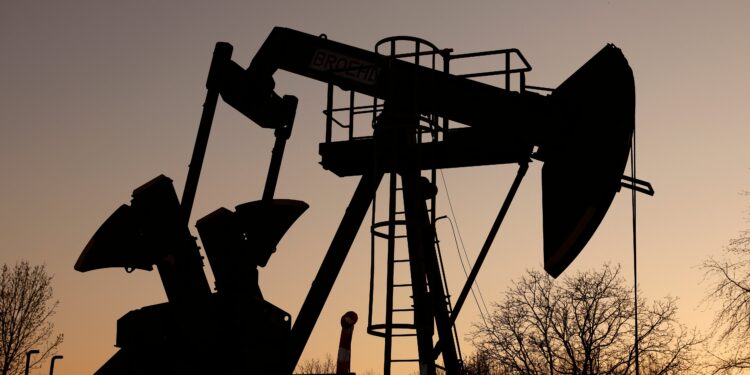 Los precios del petróleo cayeron tras el aumento de las exportaciones regionales y el plan del G7 para liberar reservas
