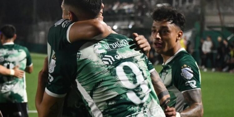 Excursionistas aplastó a Villa San Carlos y acaricia el título de la Primera B