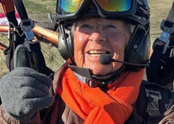 Pilar Pallás vuela en paratrike a los 84 años: “Quiero seguir teniendo sueños, aunque otros piensen que ya no toca; si me propusieran ir a la luna, aceptaría”