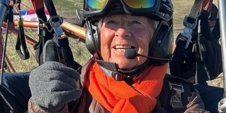 Pilar Pallás vuela en paratrike a los 84 años: “Quiero seguir teniendo sueños, aunque otros piensen que ya no toca; si me propusieran ir a la luna, aceptaría”