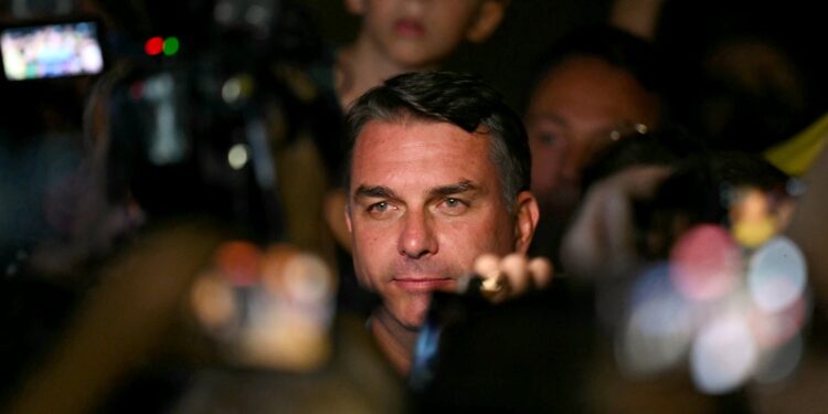 Flávio Bolsonaro dijo que está “muy contento” con el resultado de la primera vuelta: “Brasil quiere un cambio”