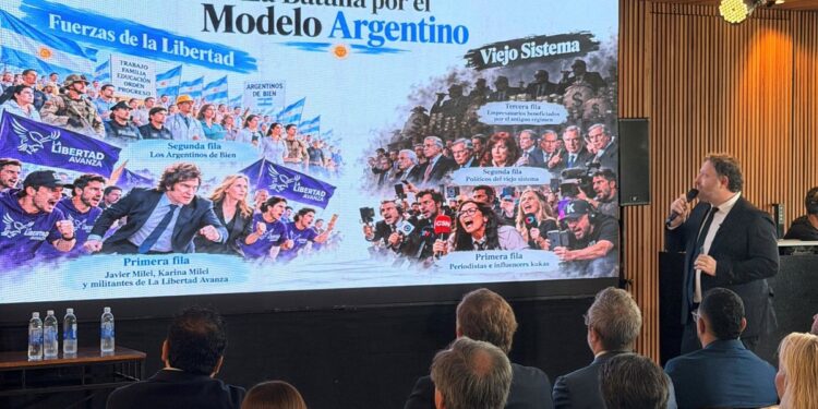 Las filminas del cineasta de Javier Milei y su curiosa charla sobre la «batalla cultural» en Tigre