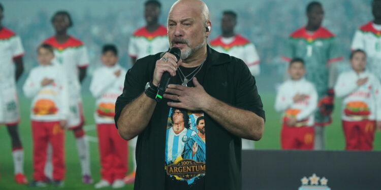 Del show de Lali a cantar el himno para la Selección ante Burkina Faso: la semana inolvidable del tanguero Cucuza Castiello