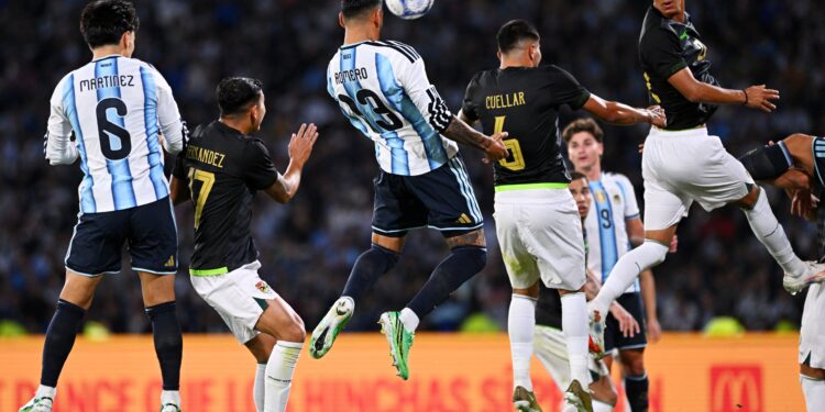 Salto y cabezazo letal: así fue el gol del Cuti Romero frente a Bolivia tras ser confirmado como el capitán de la selección argentina