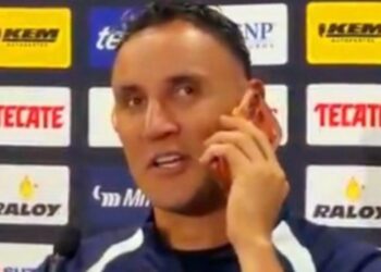 La reacción viral de Keylor Navas ante un llamado de su esposa que lo sorprendió en plena conferencia