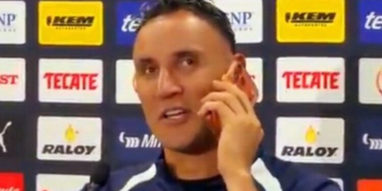 La reacción viral de Keylor Navas ante un llamado de su esposa que lo sorprendió en plena conferencia