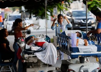 Más de 60 pacientes reciben atención en carpas tras severos daños en el hospital de Penonomé, Panamá