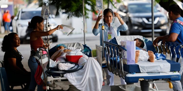 Más de 60 pacientes reciben atención en carpas tras severos daños en el hospital de Penonomé, Panamá