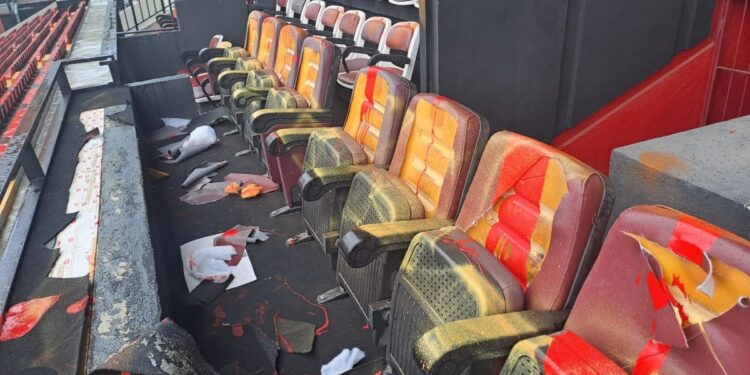 «Acoso y extorsión»: por qué fue vandalizado un histórico estadio español