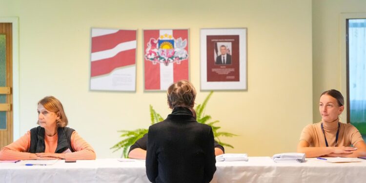 La coalición del primer ministro letón se perfila como vencedora de las elecciones, según pie de urna