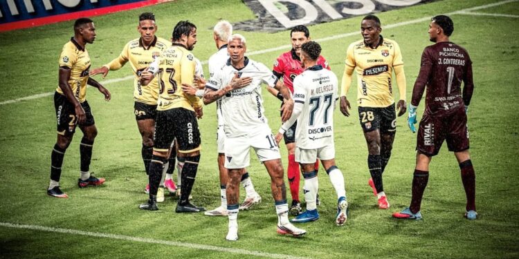 Deyverson y su show en el clásico de Ecuador: jugó cinco minutos, fue expulsado, se peleó y dos jugadores lo amenazaron por redes sociales