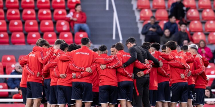 La drástica decisión que medita Viera en Independiente para visitar a Talleres