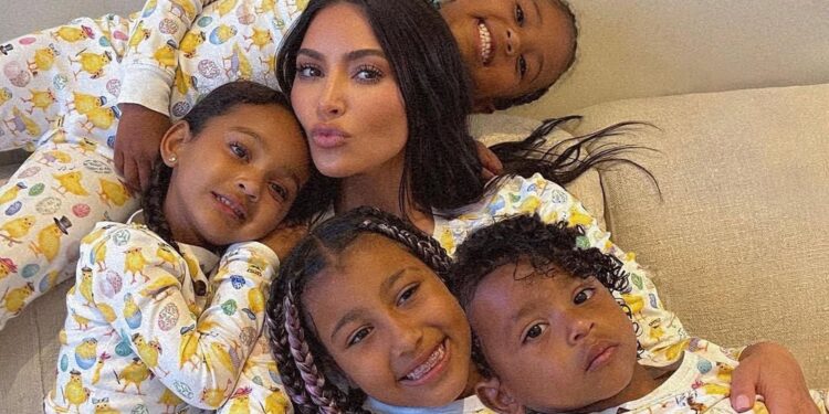 Kim Kardashian admite que cinco niñeras la ayudan a cuidar a sus cuatro hijos
