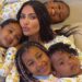 Kim Kardashian admite que cinco niñeras la ayudan a cuidar a sus cuatro hijos