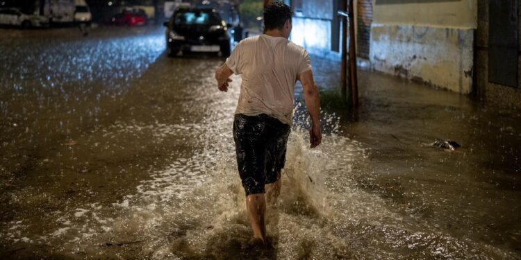 El temporal de lluvias en Cataluña deja un fallecido, más de 4.000 incidencias y carreteras afectadas, principalmente en Barcelona