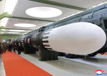 El dictador norcoreano Kim Jong Un exhibió el misil Hwasong-20, con capacidad para alcanzar Estados Unidos