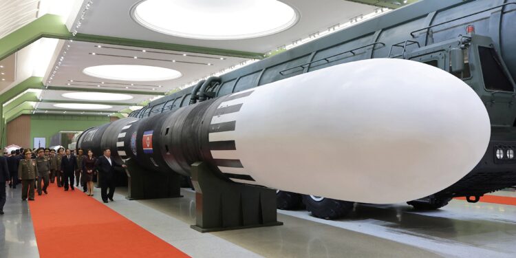 El dictador norcoreano Kim Jong Un exhibió el misil Hwasong-20, con capacidad para alcanzar Estados Unidos