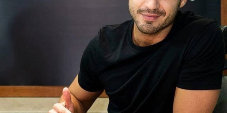 Maxi Iglesias, actor y modelo, 35 años: “Voy a nadar a primera hora de la mañana y, si no he tenido suficiente dosis, voy al gimnasio a última hora o hago un poquito de bici”