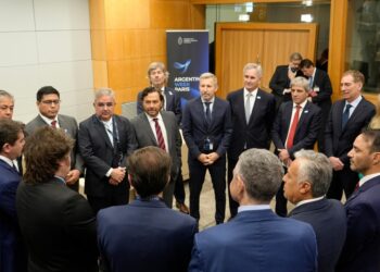 Javier Milei, los gobernadores y el mensaje en París para atraer inversiones: “confianza”