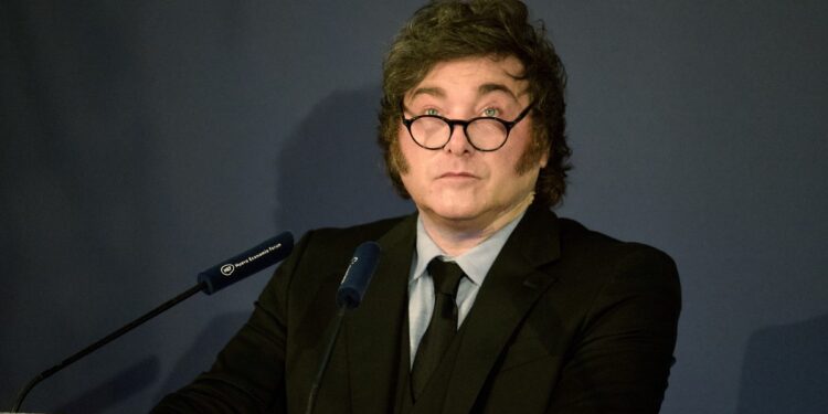 La salud de Javier Milei: en España apareció con una venda en el cuello y en el Gobierno aducen que se cortó al afeitarse