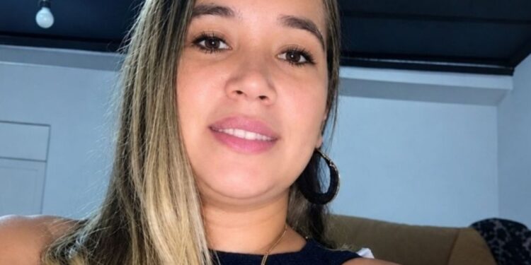 Una mujer fue asesinada en su casa y detienen a su pareja: lo encontraron escondido debajo de una cama