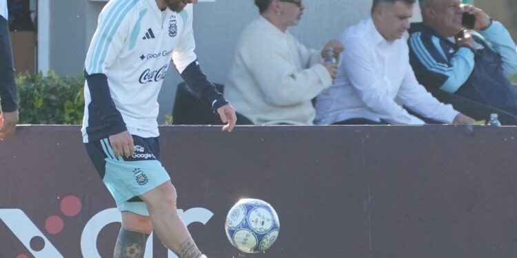 La visita especial en el último entrenamiento de Messi con la Selección