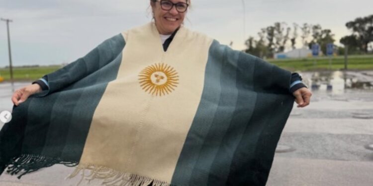 ¿Quién se quedó con el poncho que usó La Sole en la despedida de Messi?