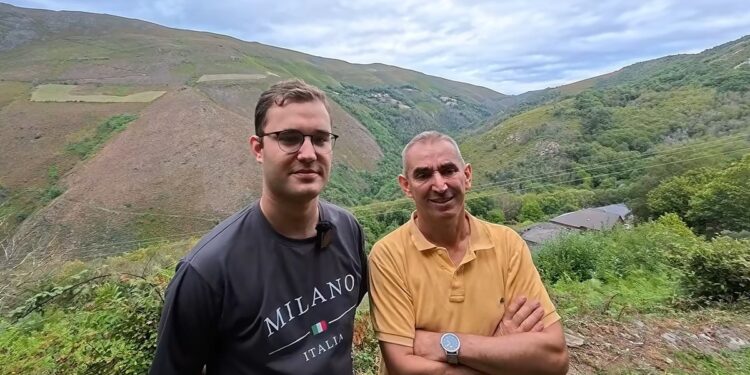 Sus abuelos fueron los últimos habitantes permanentes de un pueblo asturiano: ahora Damián, de 24 años, busca darle una segunda vida