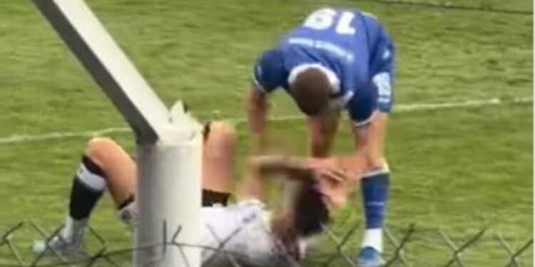 Video: le pegó a un rival que estaba caído en el piso