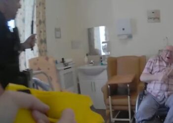 Despidieron a dos policías por usar gas pimienta y una Taser contra un anciano de 92 años en un geriátrico
