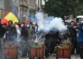 Enfrentamientos y disturbios en Bruselas durante una protesta masiva contra la austeridad