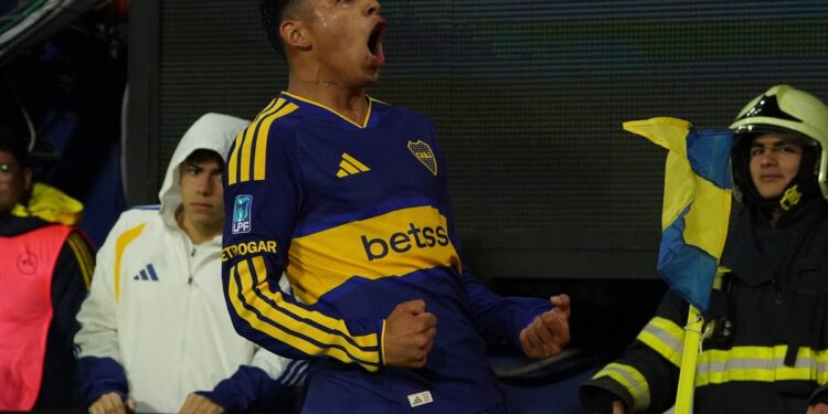Un beso y una Flores: el pibe, entre su momento top y los mimos para que no se maree