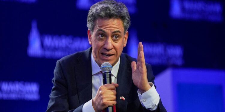 El secretario de Relaciones Exteriores británico autorizó la explotación petrolera en Malvinas y crece la tensión con la Argentina