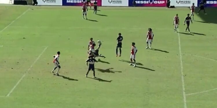 Para ver mil veces: el espectacular golazo de chilena de Boca en la Messi Cup