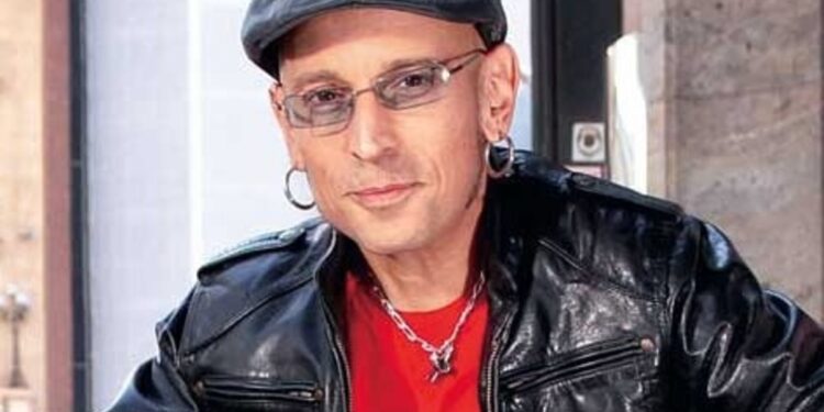 Fito Cabrales, 59 años, líder de los Fitipaldis: «La felicidad es lo que se vende. La gente nunca llega a ser feliz, pero es muy fácil estar contento»
