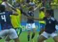 Video: una argentina fue expulsada por agarrar del pelo a una brasileña