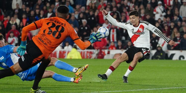 Lautaro Herrera, de cuarto arquero a figura de Estudiantes RC en el Monumental: «Fue una locura»