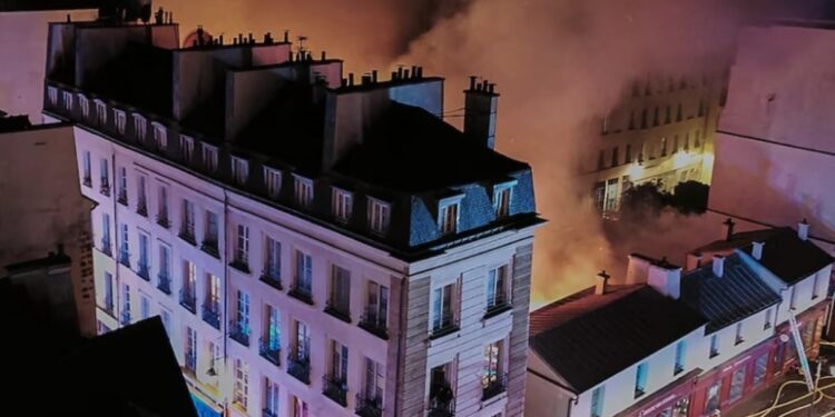 Un incendio destruyó por completo una joya del 1615 en París: el mercado de comida callejera más antiguo