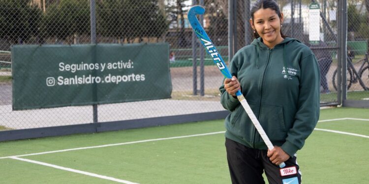 Del hockey en el barrio La Cava a transformar vidas a través del deporte social: la historia de Nara Flores