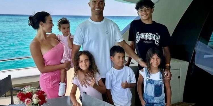 Cristiano Ronaldo sobre la crianza de sus hijos: “Cuando se caen mis hijos, no corro a levantarlos. Necesitan aprender a levantarse solos, a llorar, a decidir si van a luchar o no”