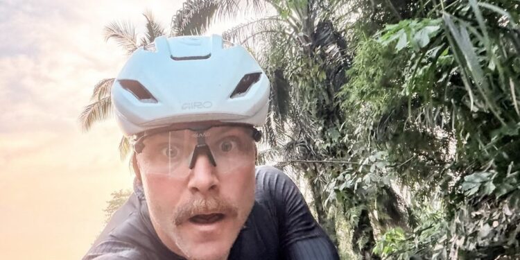 Reto cumplido: un piloto de F1 unió Malasia y Singapur en bici y fue reconocido