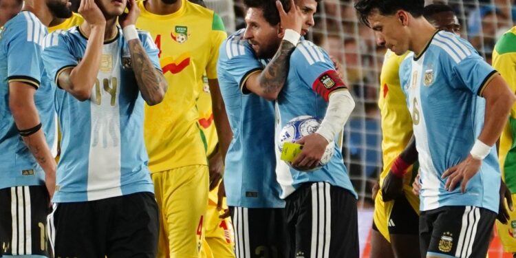 Con siete zurdos, los once que terminaron jugando en la Selección en la despedida de Messi